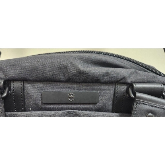 Victorinox Swiss Army Architecture Urban Dunant Essentials Day Bag - Picture 8 of 12